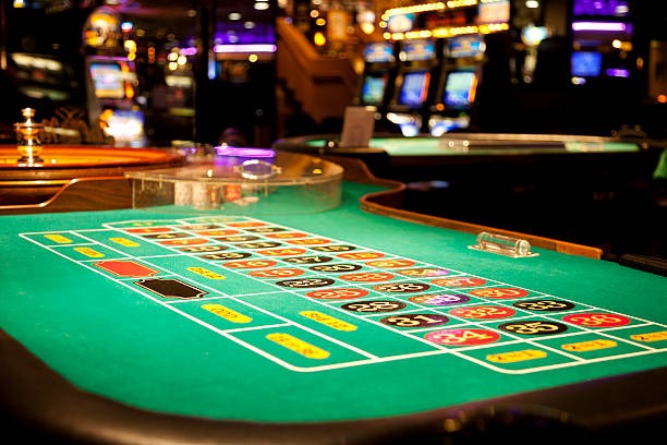 Slot game symbol payouts and winning line display